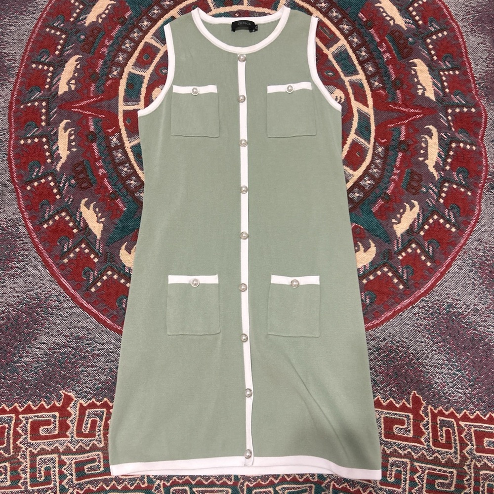 Green Sleeveless Button-Down Dress